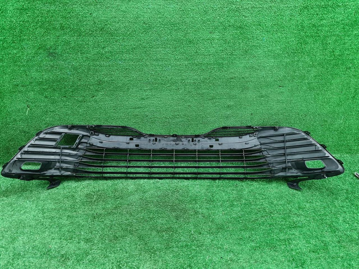 Решетка переднего бампера Toyota Camry xv70 17-21