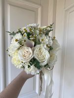 Свадебный букет из ромашки, диантусов, калл и одноголовых роз
