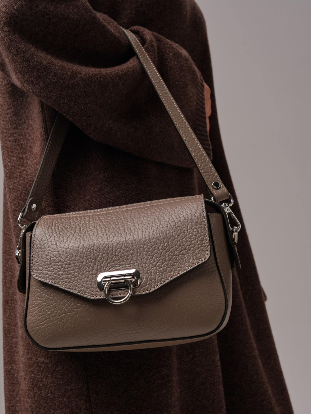 Женская сумка кросс-боди Azaro тауп соло