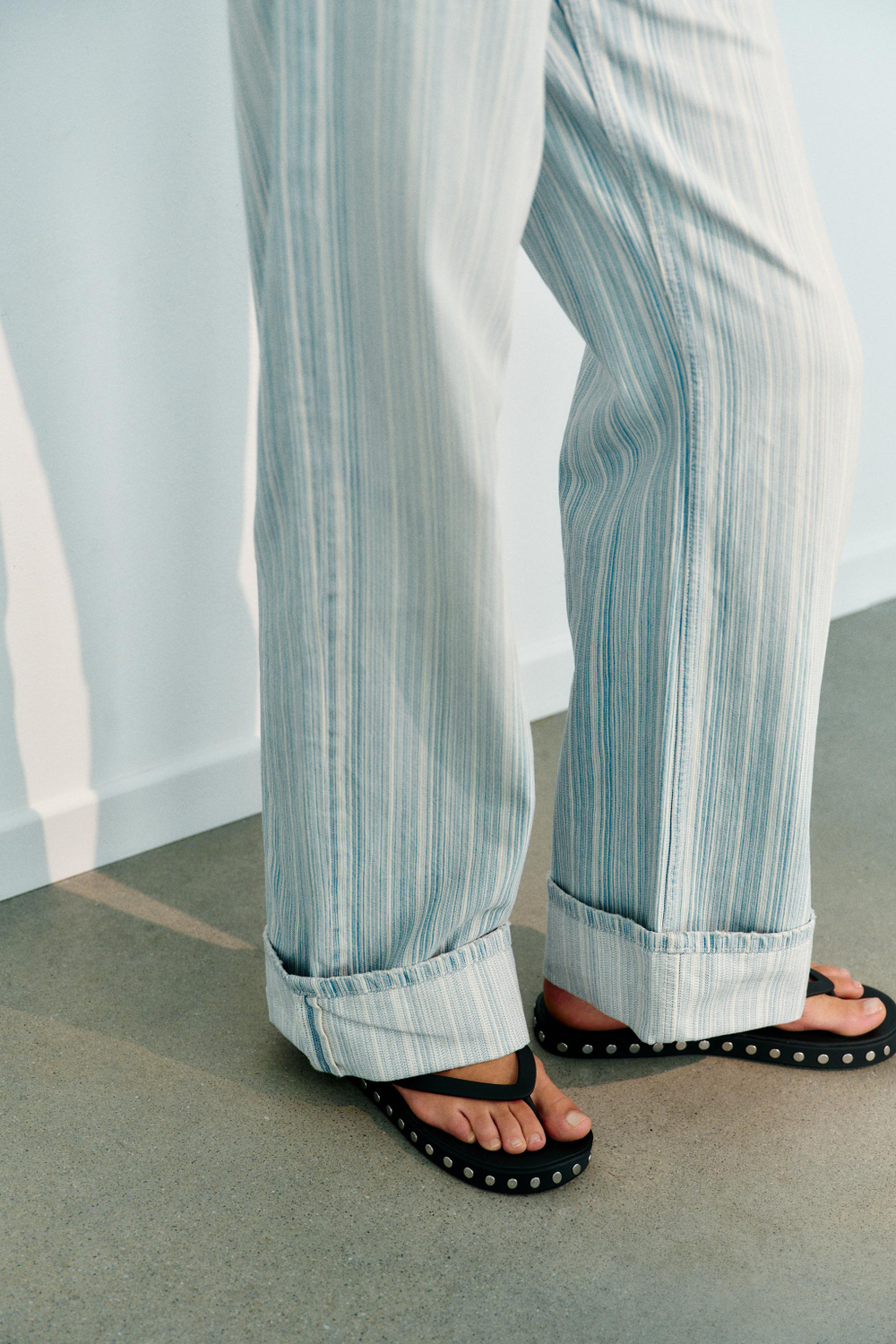 ZARA САНДАЛИИ НА ПЛОСКОЙ ПОДОШВЕ С ЗАКЛЕПКАМИ, ЧЕРНЫЙ