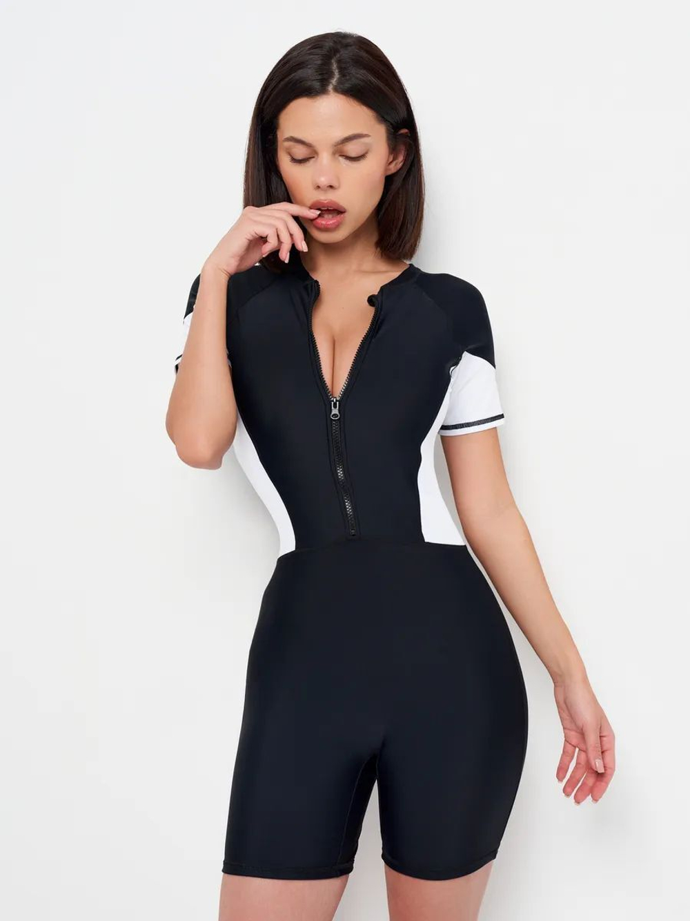 Купальник слитный с шортами и белыми вставками