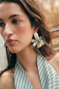 ZARA СЕРЬГИ «ЦВЕТОК» ИЗ СМОЛЫ, ЭКРЮ