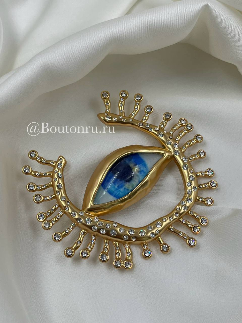 Брошь Скиап. золотистая в форме глаза с подковой из ресниц со стразами