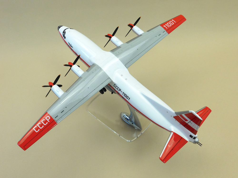 Модель самолета Ан-12 (М1:100, Аэрофлот полярный СССР-11234) с шасси