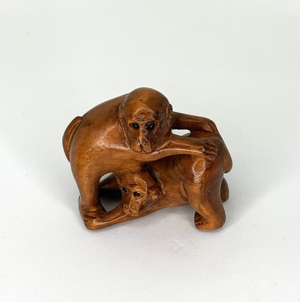 Нэцкэ Две обезьяны играют