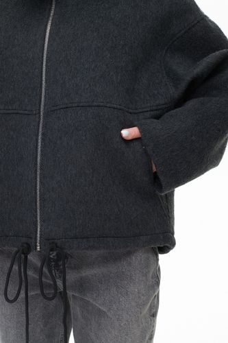 Черная куртка без утеплителя с объёмным капюшоном