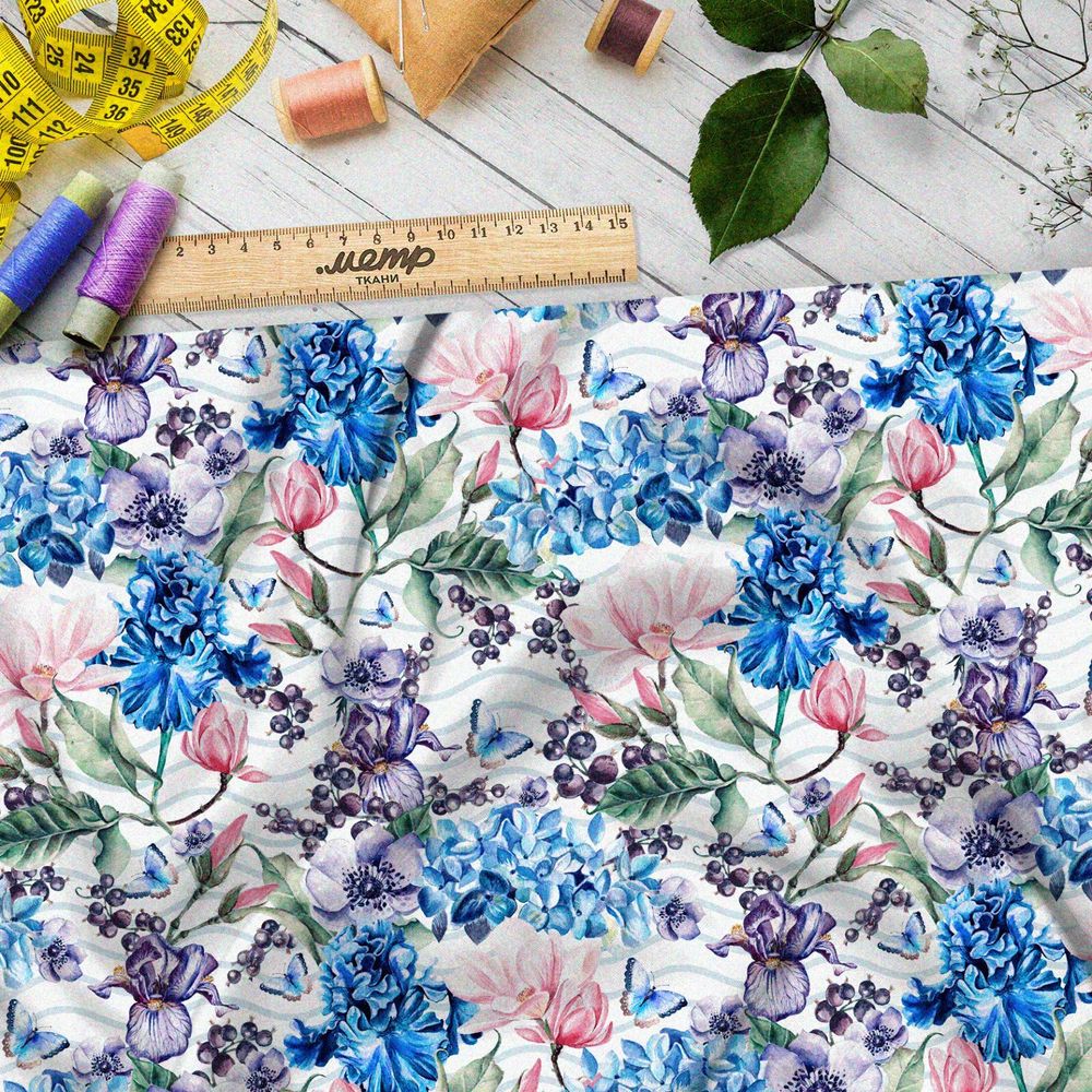 Ткань шелк Армани разноцветные ирисы и смородина на белом фоне