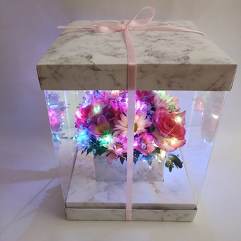 Цветы с гирляндой в коробке Мрамор