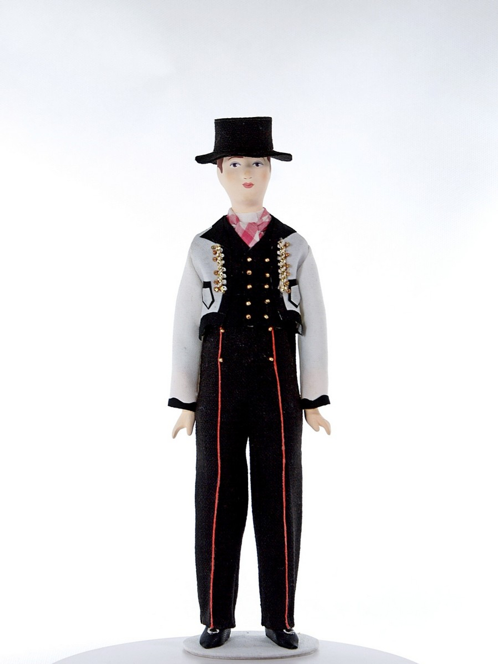 Кукла фарфоровая коллекционная в национальном мужском костюме. Норвежец
