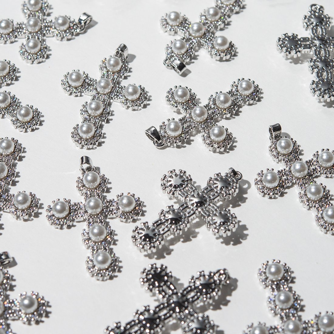 Подвеска с бейлом "Крест", хрустальный жемчуг, фианиты, 39*27,5мм, родирование