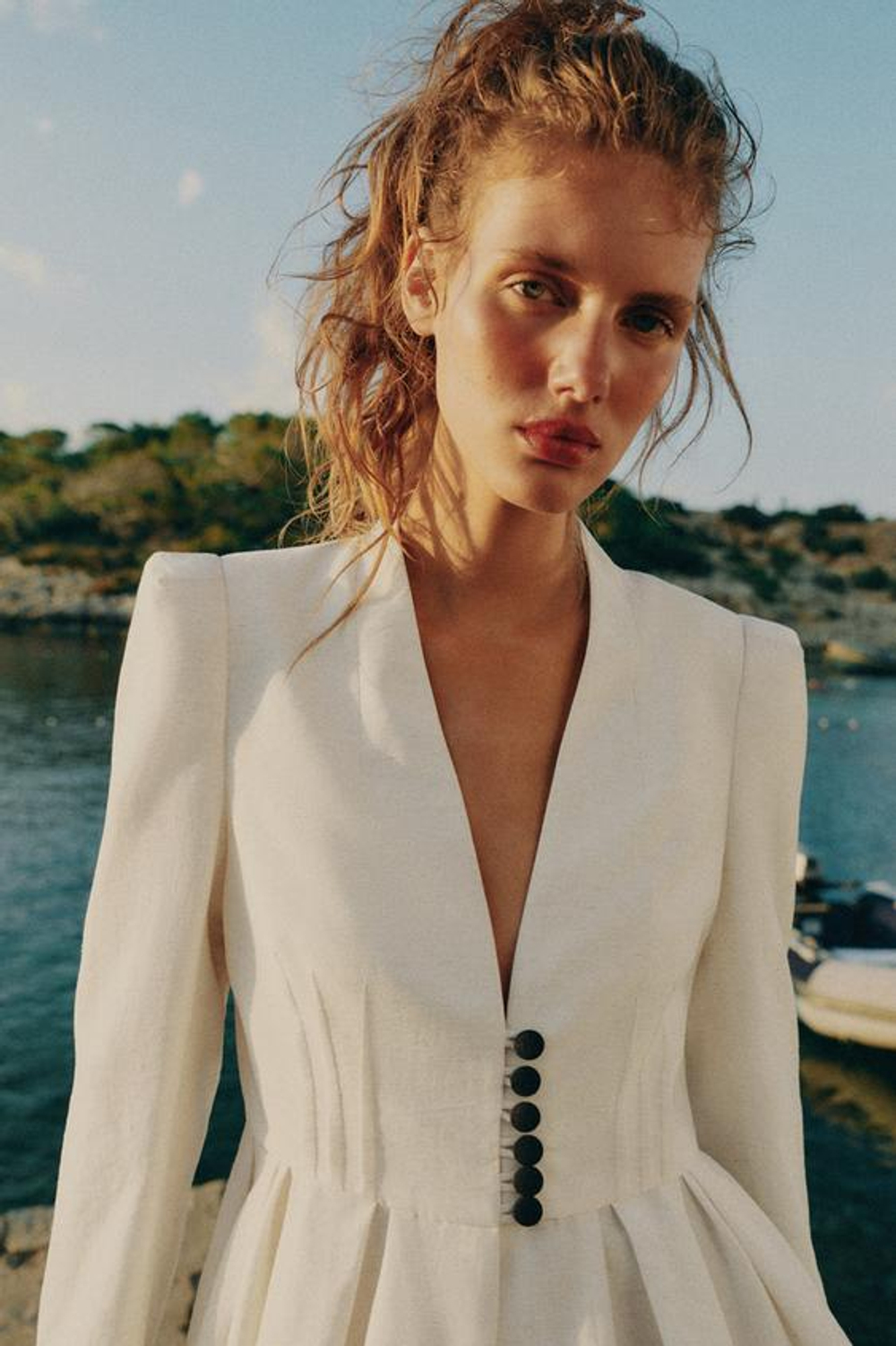 ZARA ПРИТАЛЕННЫЙ БЛЕЙЗЕР С ПОДПЛЕЧНИКАМИ, СВЕТЛО-БЕЖЕВЫЙ