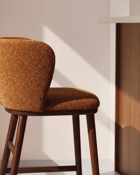 Полубарный стул Ciselia из терракотового шенилла с ножками из ясеня в отделке орех