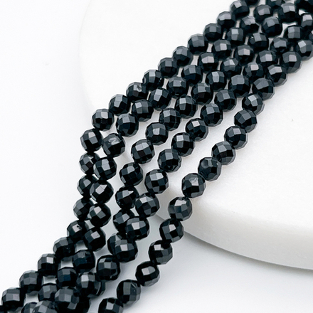 Шпинель граненая бусины, размер около 4,2-4,4 мм, цена за нить 38 см