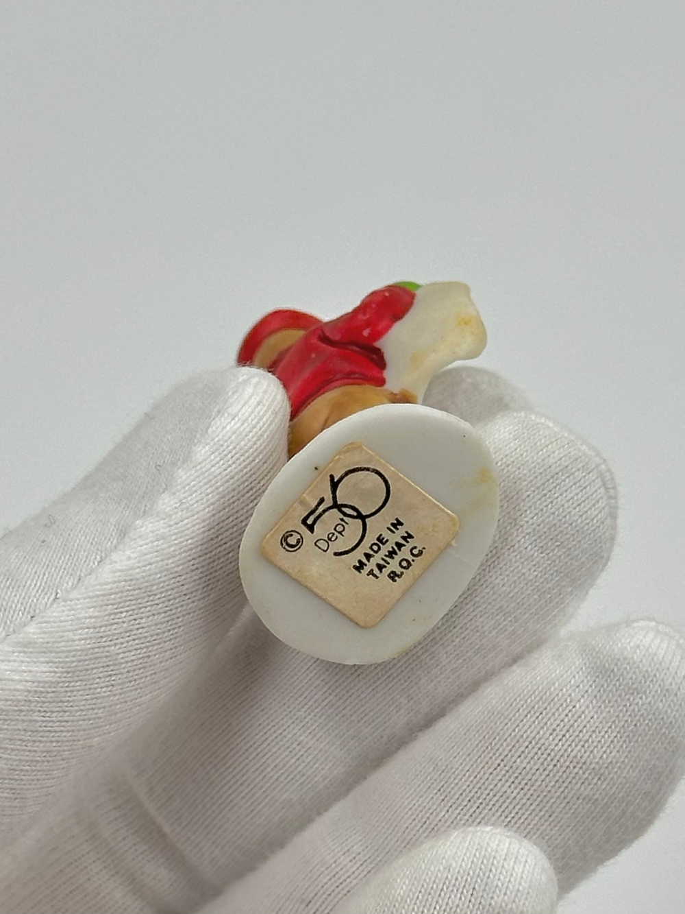 Фигурка Мальчик с газетой Department 56