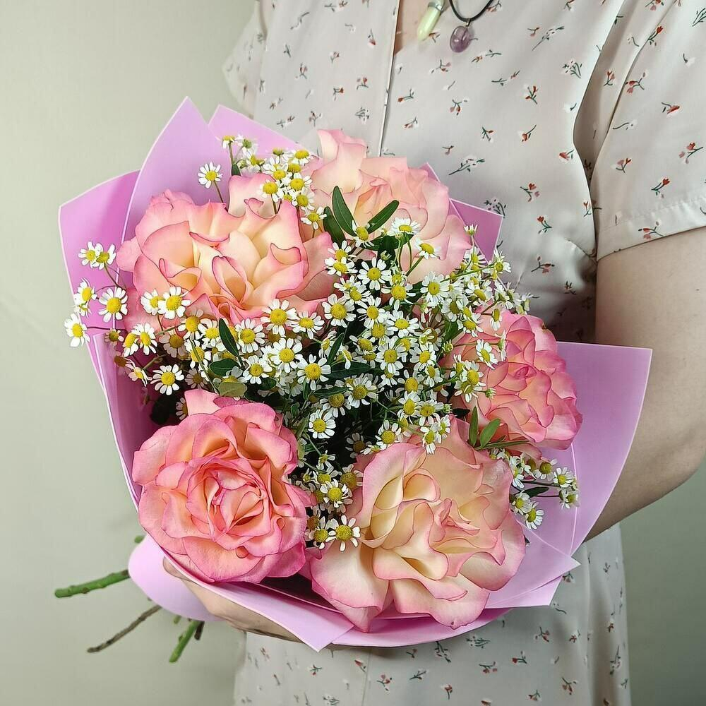 Воздушный летний букет из французских роз и полевых кустовых ромашек