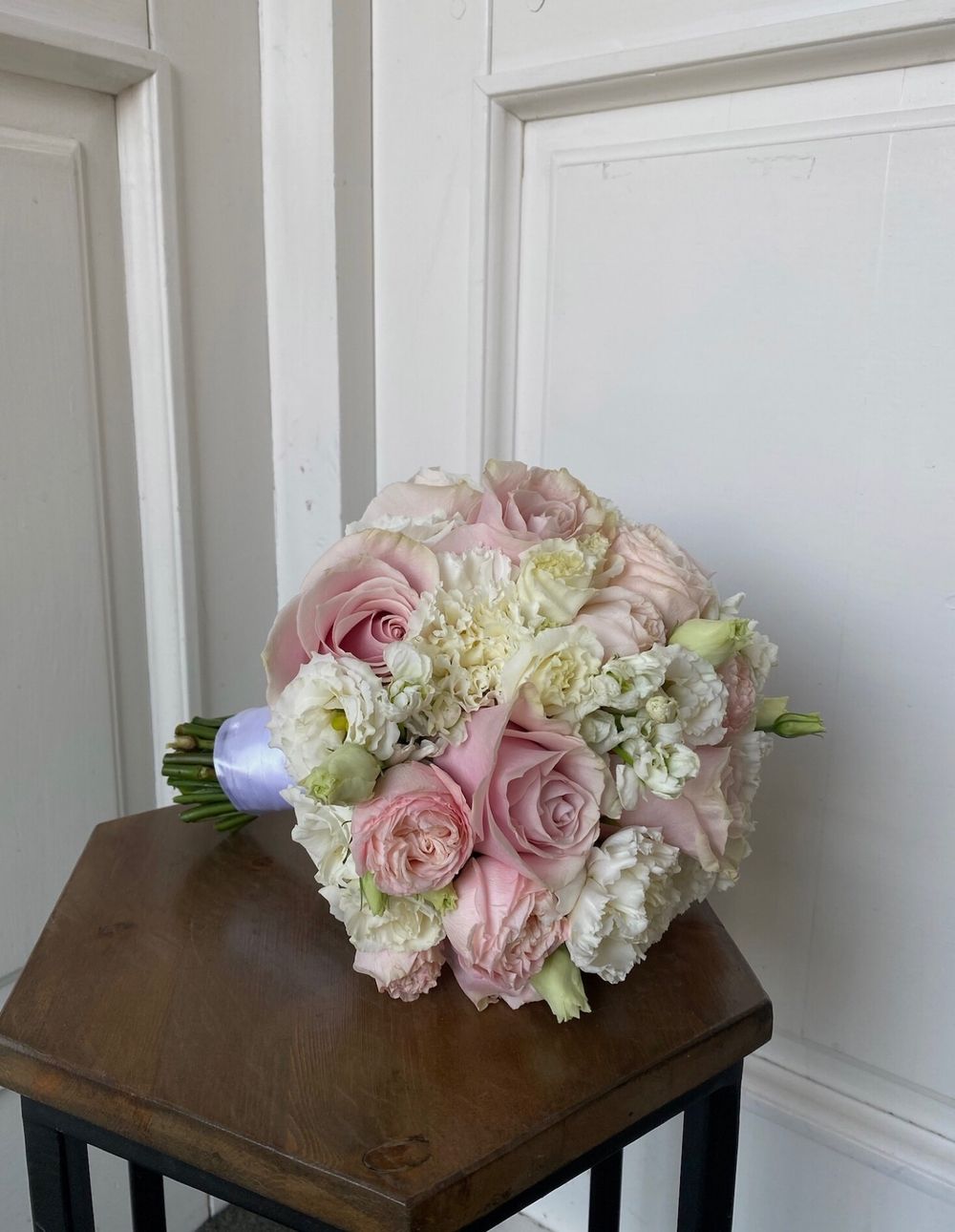 Свадебный букет из одноголовых роз, маттиолы, диантусов, кустовых пионовидных роз и лизиантуса