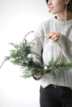 Рождественский венок с декором на круглой металлической основе