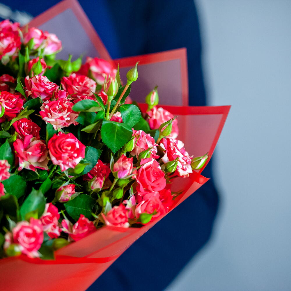 Букет ярких кустовых роз в в красном оформлении