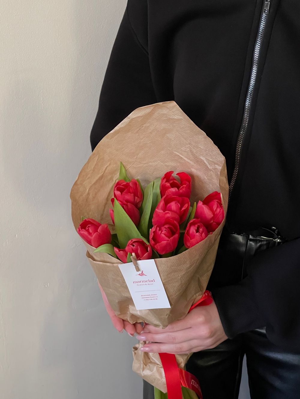 Кулек из тюльпанов красного цвета