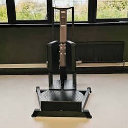 D982 Разведение ног стоя, рычаги серые*