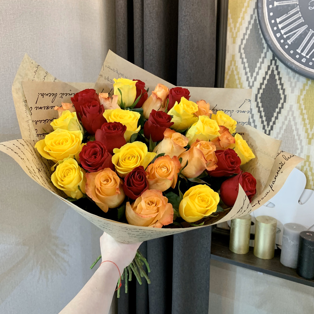 Букет из 35 роз микс в крафте