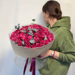 Букет из 51 яркой розы 40 см и эвкалипта