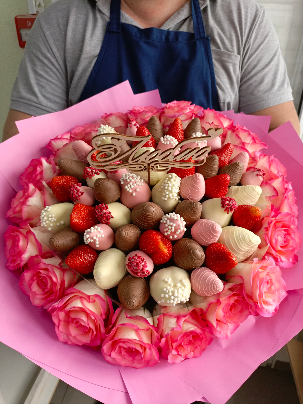 Букет из роз и клубники в шоколаде