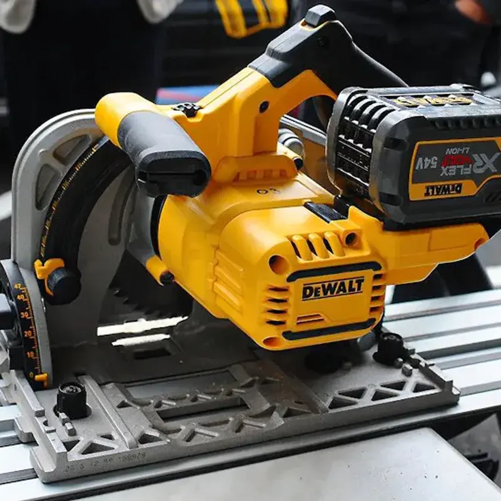 DeWalt DCS520T2-QW аккумуляторная погружная пила (2 x 6 Ач, ЗУ)