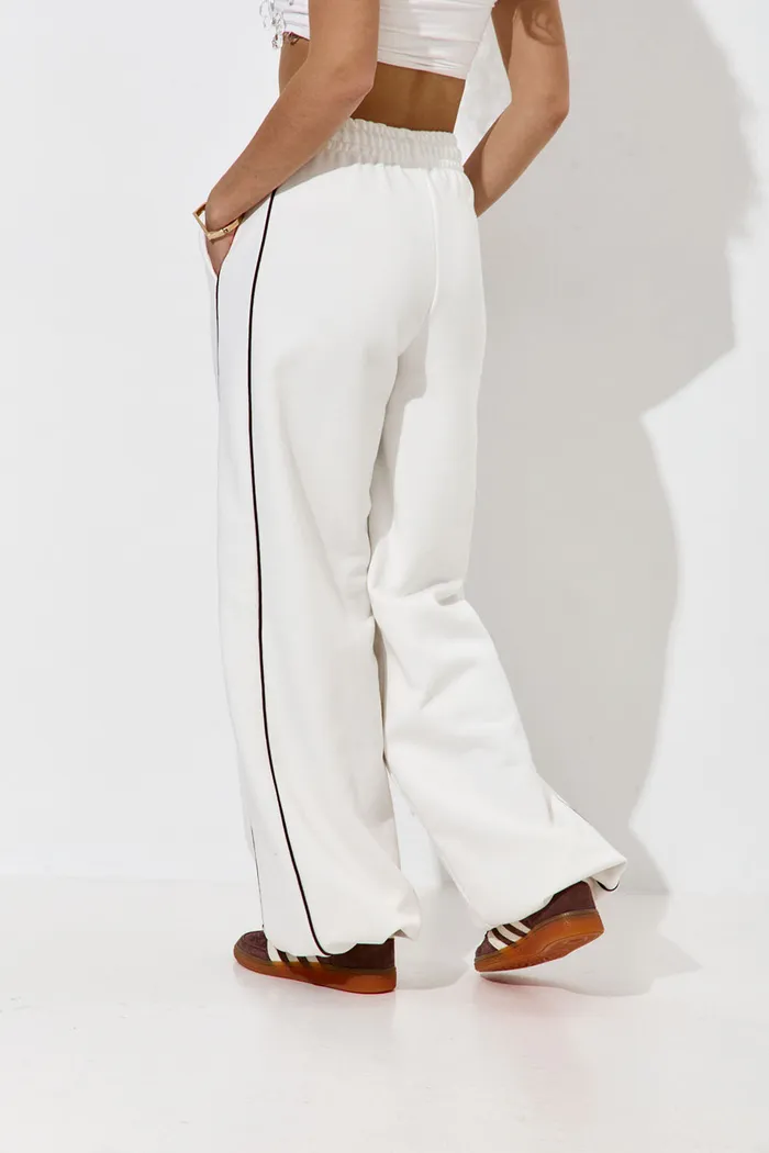 Широкие джоггеры без начеса с кантом кремового цвета