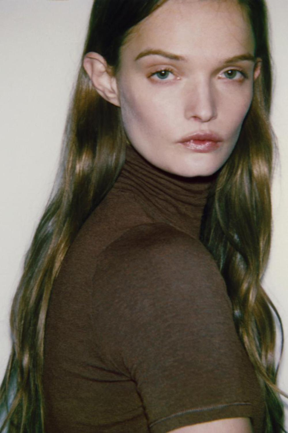 ZARA ФУТБОЛКА АСИММЕТРИЧНОГО КРОЯ С ВЫСОКИМ ВОРОТНИКОМ, КОРИЧНЕВЫЙ