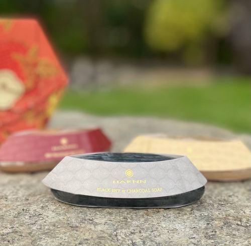 Мыло для лица на основе масла рисовых отрубей из Чёрного Риса и Древесного Угля Black Rice & Charcoal Soap Harnn