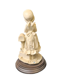 Статуэтка "Девушка, читающая письмо" Capodimonte