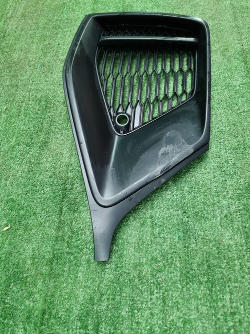 Решетка переднего бампера Audi Q8 (18-23) S-line