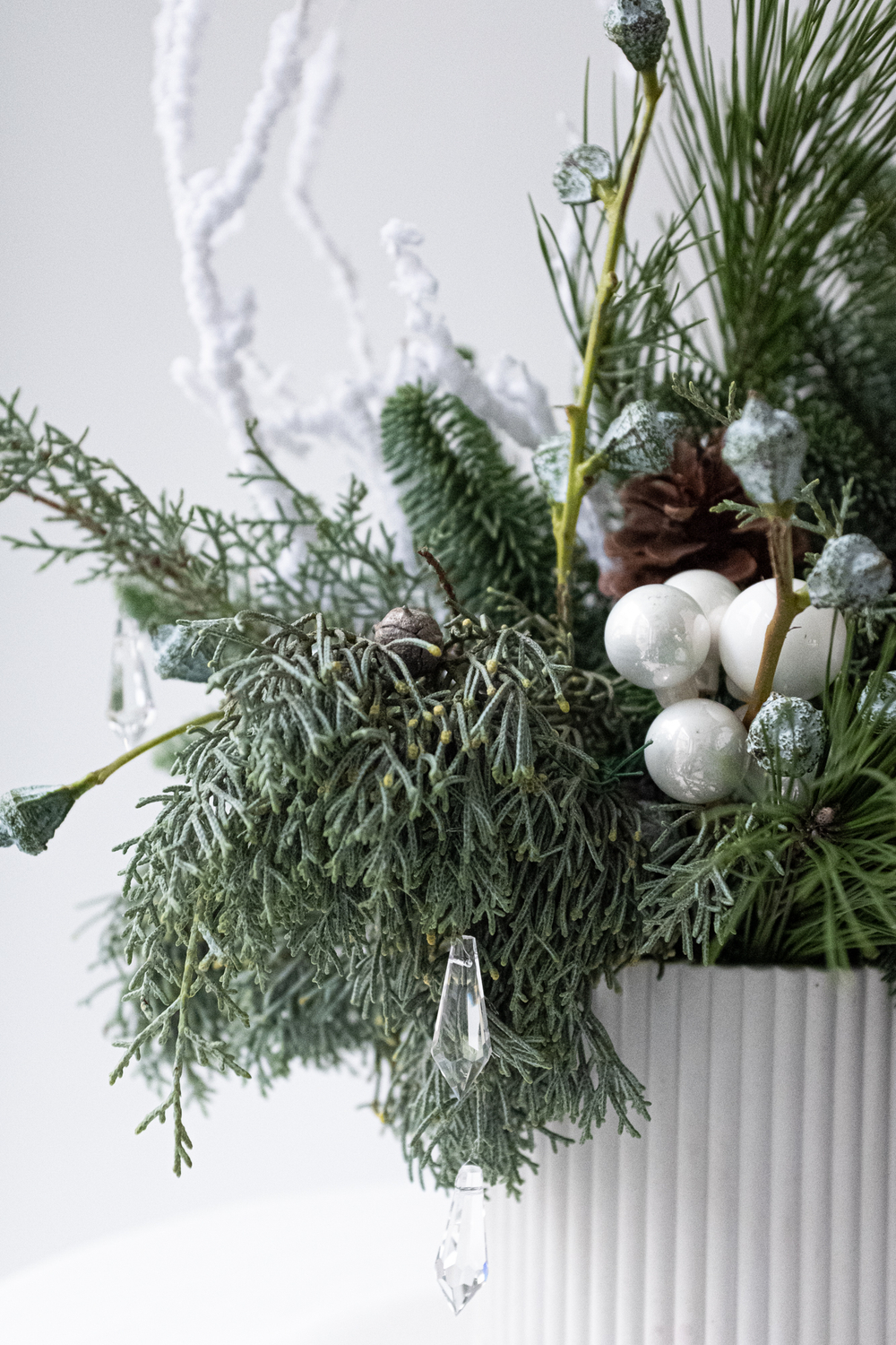 Хвойная композиция с белым декором