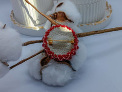 Брошь ручной работы из бисера и страз, кристаллов. / подарок любимой, маме, коллеге, подруге / бижутерия / оригинальный подарок /