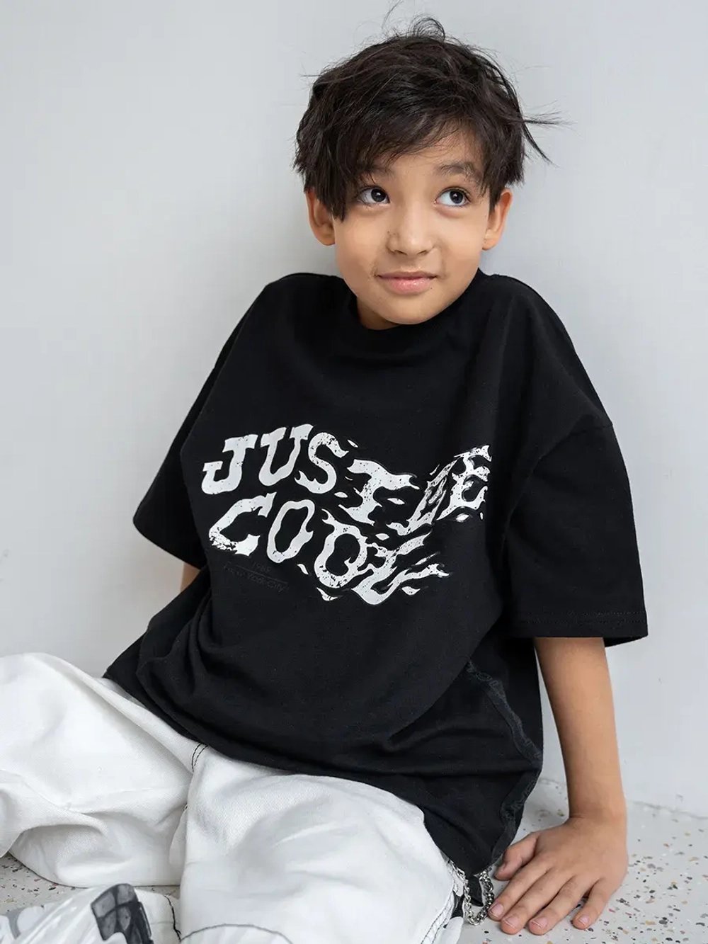 Черная футболка для мальчика в школу