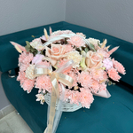 Корзина из кустовых хризантем, французских роз и сухоцветов