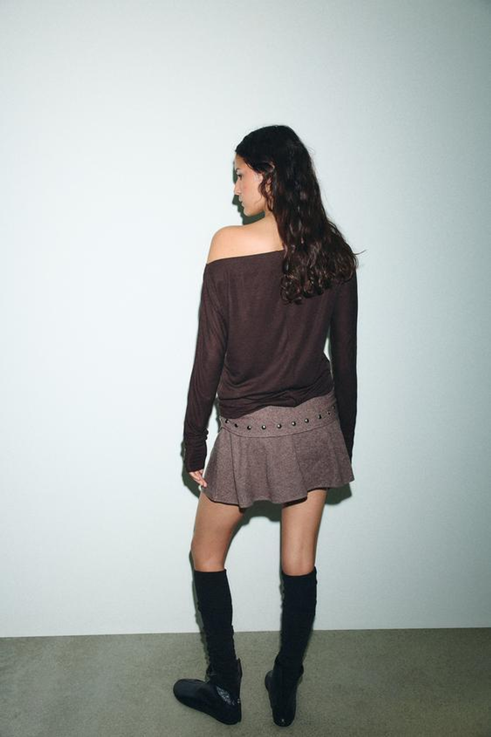ZARA КОРОТКАЯ ЮБКА ИЗ МЯГКОЙ ТКАНИ С ЗАКЛЕПКАМИ, КОРИЧНЕВЫЙ МЕЛАНЖ