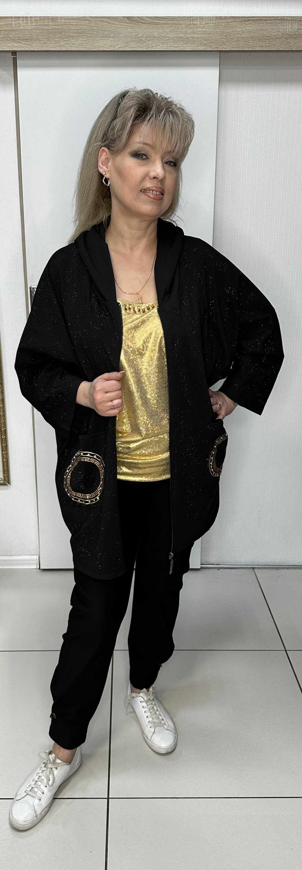 Черный жакет со стразовым принтом