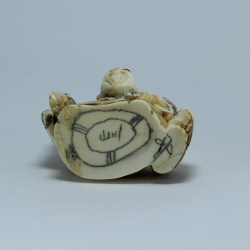 Эксклюзивная нэцкэ Монах с кукурузой и корзиной овощей