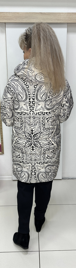 Удлиненный черно-белый пуховик