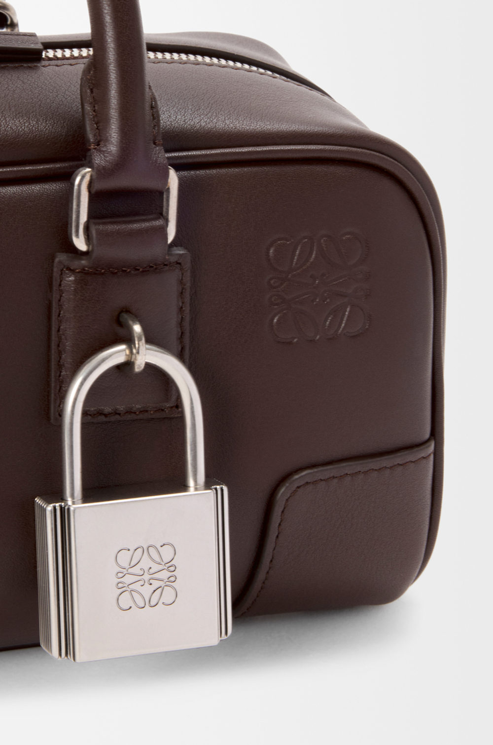 Loewe Укороченная сумка Amazona 23 из блестящей телячьей кожи, темно-каштановый