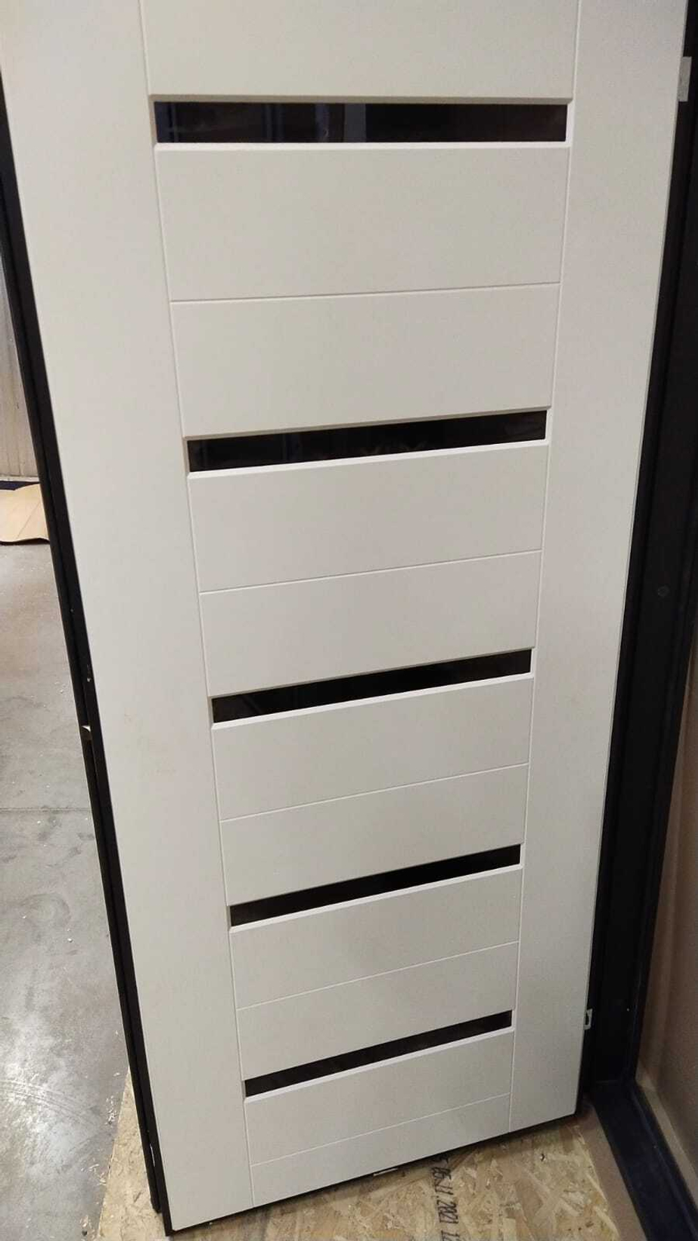 Дверь входная Лабиринт ACUSTIC 01 Белое дерево, стекло черное металлическая