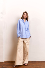 Элегантная рубашка из хлопка с белыми манжетами и воротником