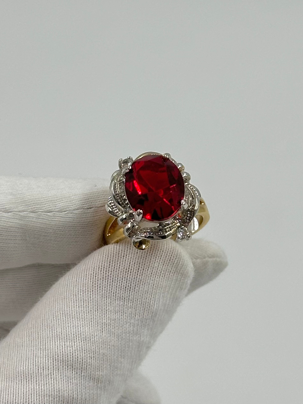 Кольцо с красным кристаллом