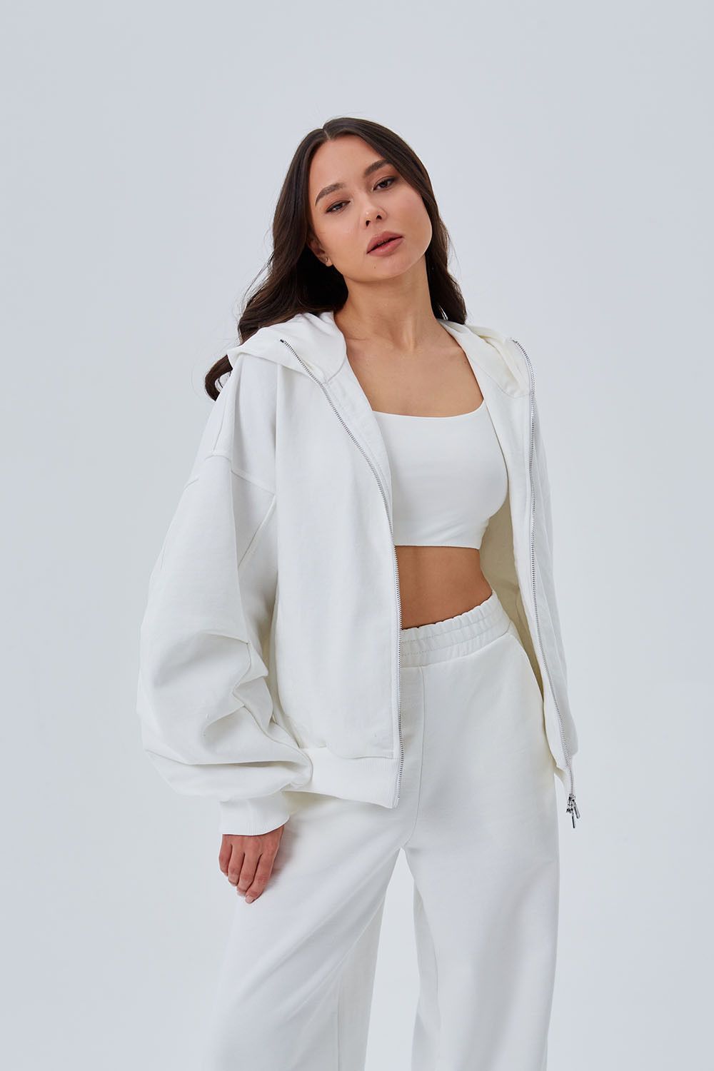 Худи на молнии с защипами на рукавах кремового цвета