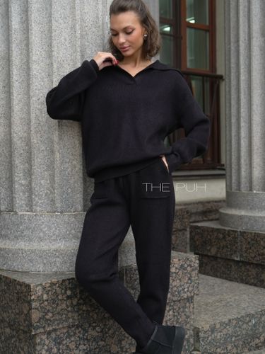 Черный трикотажный костюм с воротником-поло