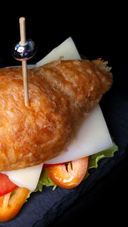 Сливочный круассан с сыром и овощами