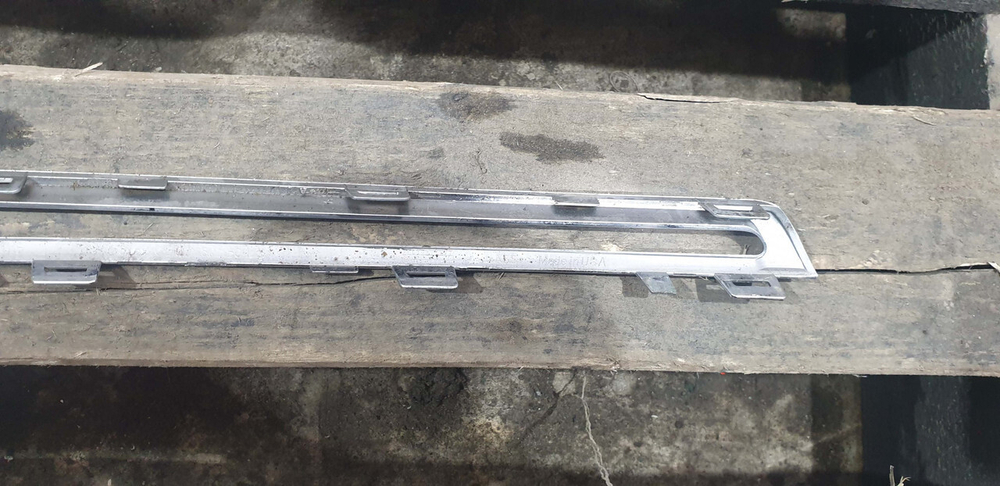 Молдинг решетки радиатора левый верхний Mercedes ML GLE (W166) 15-18 Б/У Оригинал A1668881585