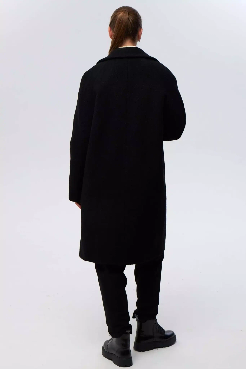 Двубортное пальто черного цвета из шерсти